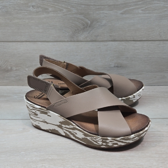 Clarks Collection Cushion Soft Women's Tan Wedge Leather Sandals Shoes Sz 8.5 - Picture 1 of 13